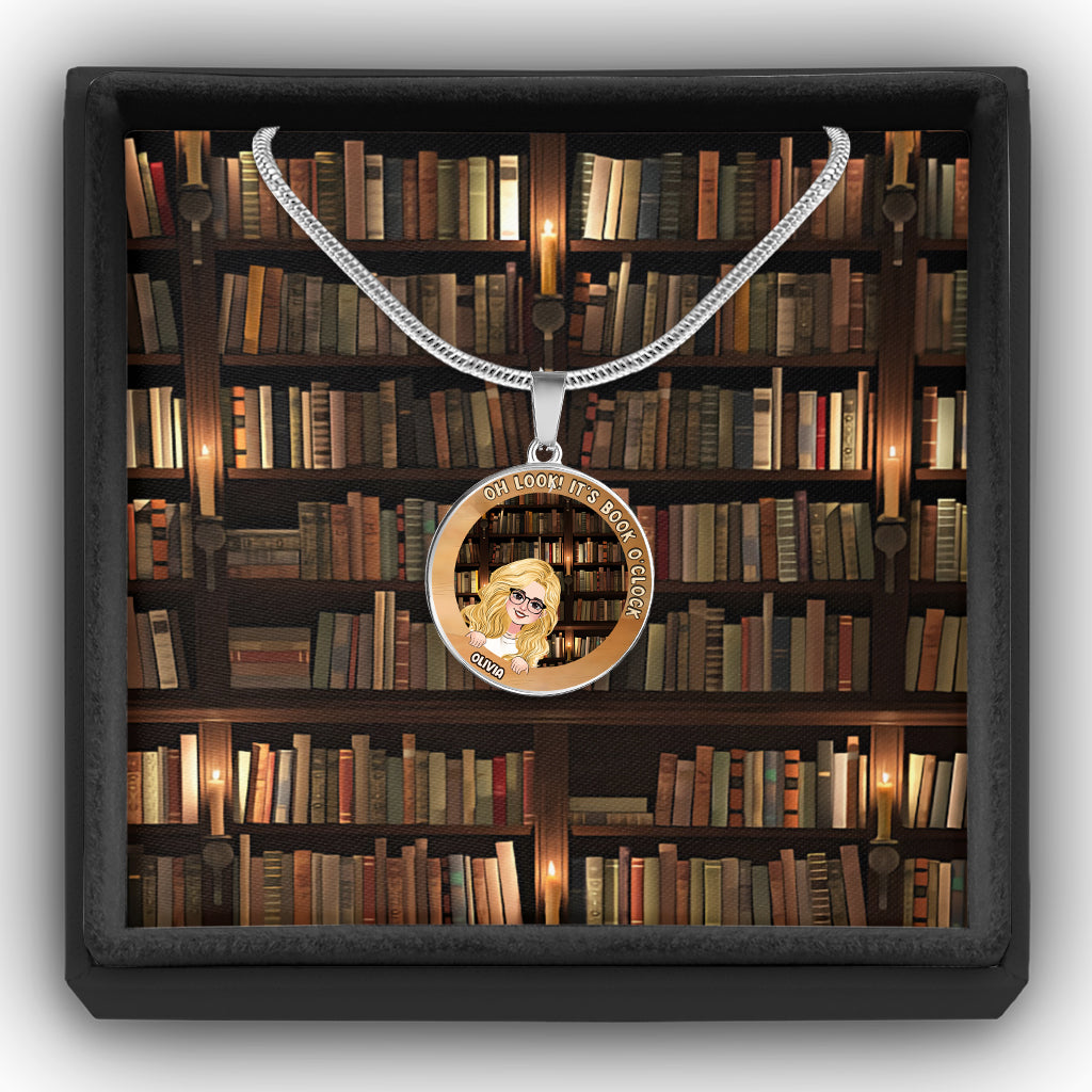C'est l'heure du livre ! - Collier pendentif rond personnalisé en forme de livre