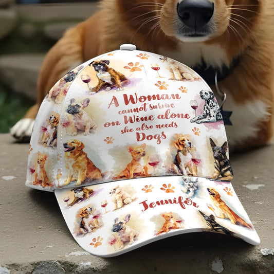Une femme ne peut pas vivre que de vin, elle a aussi besoin de chiens - Casquette classique personnalisée pour chien