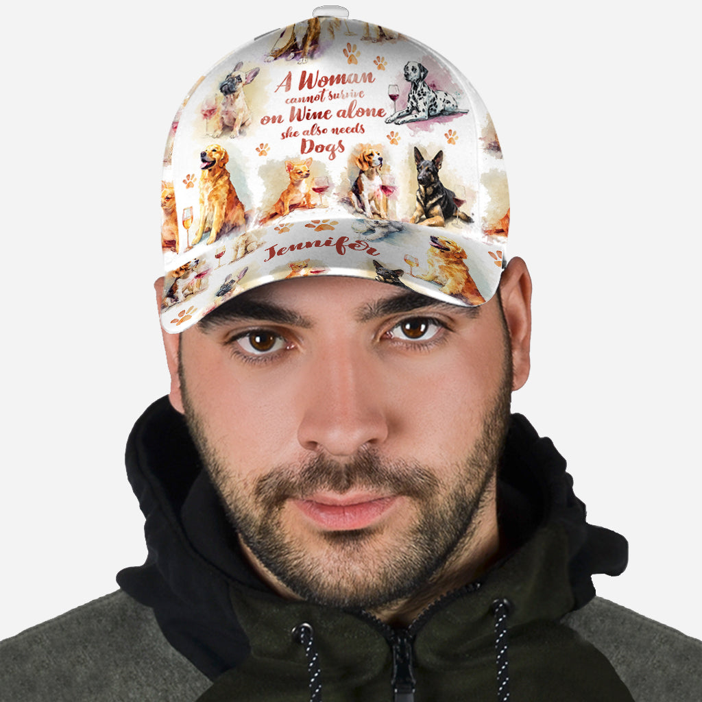 Une femme ne peut pas vivre que de vin, elle a aussi besoin de chiens - Casquette classique personnalisée pour chien