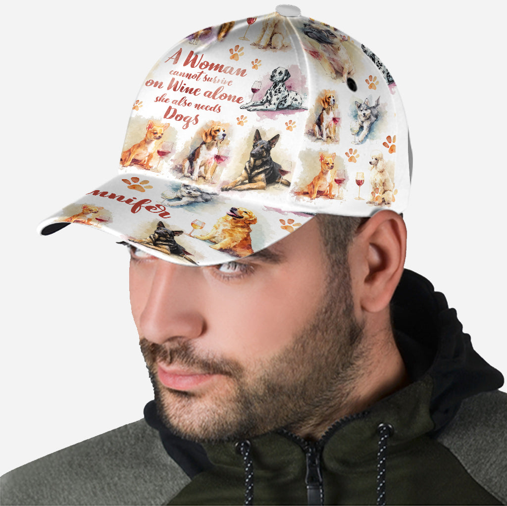 Une femme ne peut pas vivre que de vin, elle a aussi besoin de chiens - Casquette classique personnalisée pour chien