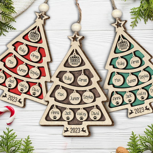Sapin de Noël avec nom de famille et plusieurs couleurs - Ornement en bois personnalisé avec le nom de famille